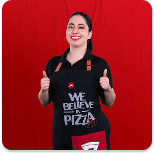 Empleado con delantal de pizza mostrando pulgares arriba